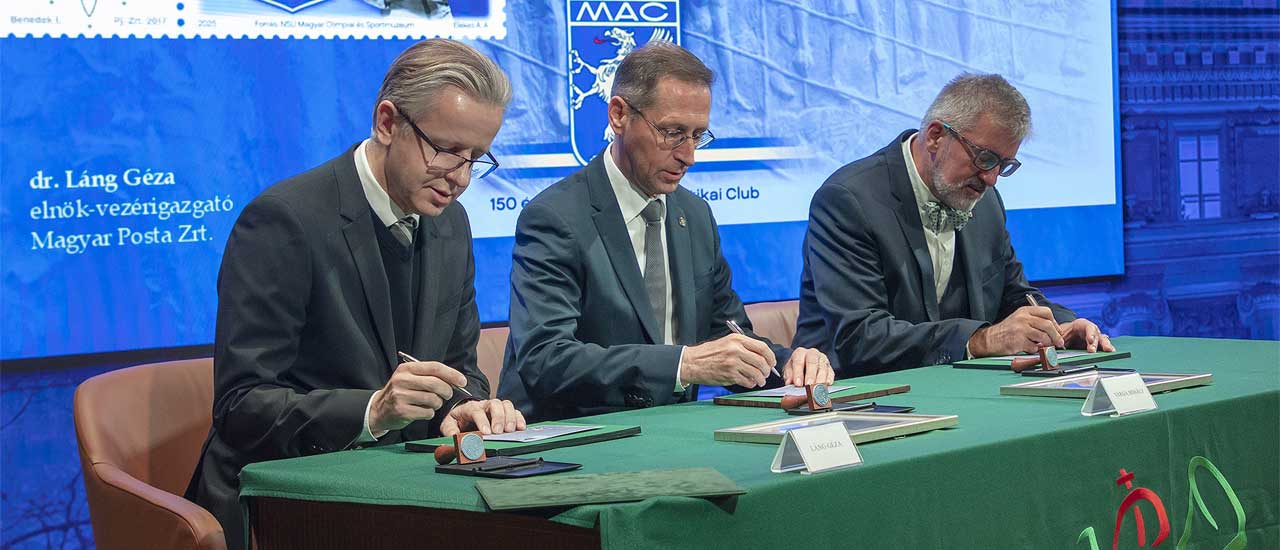 A képen dr. Láng Géza, a Magyar Posta elnök-vezérigazgatója, Varga Mihály, a Magyar Nemzeti Bank elnöke, illetve Kállay Kristóf, a MAC elnöke látható aláírás közben