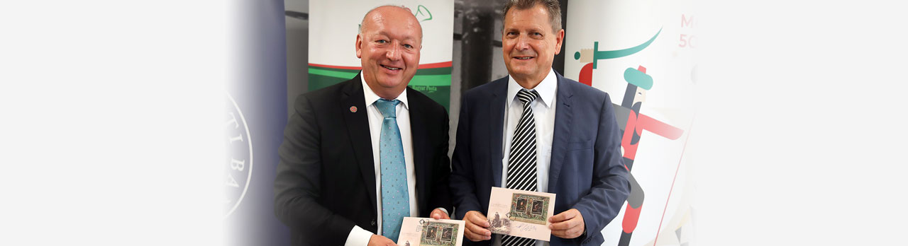 A képen Pávkovics Gábor, Mohács polgármestere és Németh Emil, a Magyar Posta Nyugat-magyarországi Területi igazgatója látható.