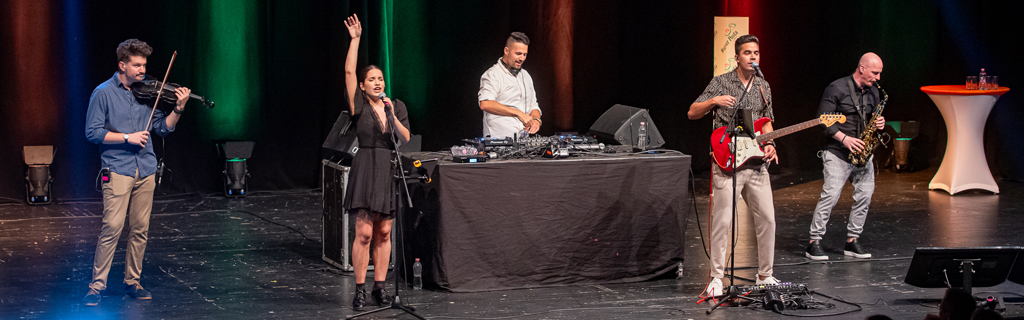 A képen Mr. Vasovski szórakoztatja a különleges, az élő zenére is építő dj-szettjévela postásokat egy postás rendezvényen 