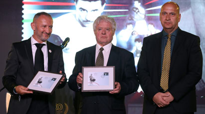 A képen Papp László, Kovács „Kokó” István, a Magyar Ökölvívó Szakszövetség elnöke és dr. Springer Miklós, a Magyar Posta logisztikai vezérigazgató-helyettese