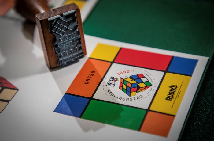 A képen a Rubik-kocka 50 évfordulójára kibocsátott alkalmi bélyegblokk látható